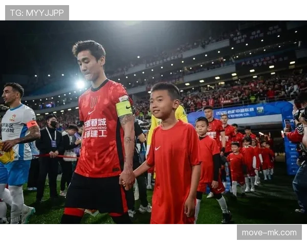 刚刷到韦世豪排队买菜，拖鞋配名牌袋，旁边阿姨笑出声…